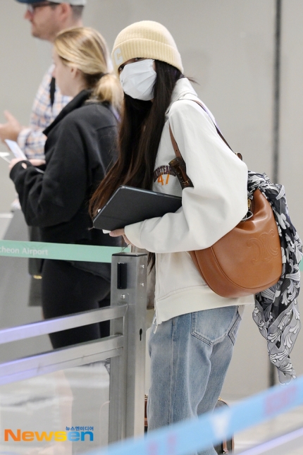 Black Pink's Lisa Airport Outfit